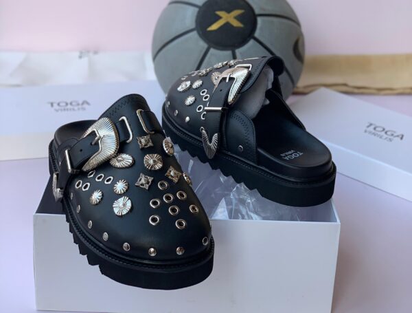 TOGA VIRILIS EYELET METAL BLACK LEATHER SABOT CLOGS